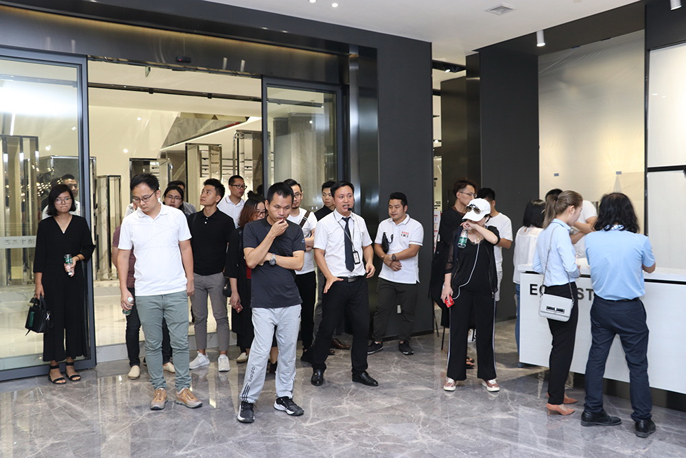 广州设计师们参观好色先生APP免费下载展厅