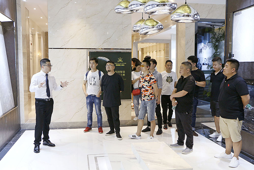 设计师参观好色先生APP免费下载展厅