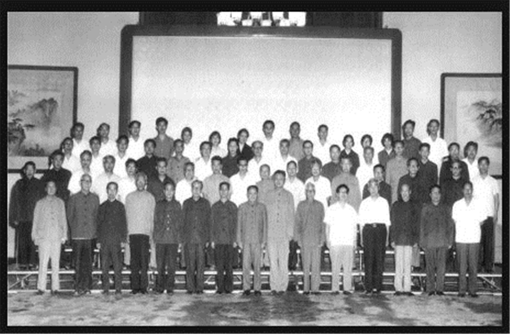 1977年8月，邓小平与参加科学和教育工作座谈会的科教工作者代表合影（三排座二为温元凯）